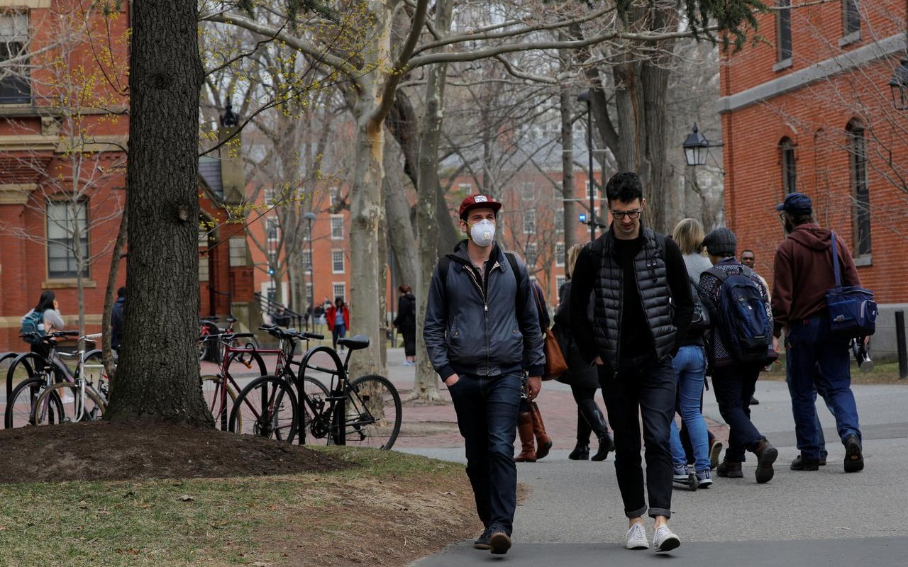 Casi 60 universidades respaldan las acciones legales de Harvard y MIT contra ICE