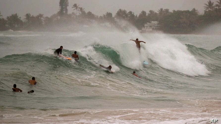 Mientras el huracán Hanna se debilita, Hawái se prepara para el paso de Douglas. Foto: VOA, AP