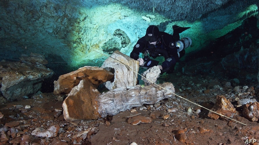 Un buzo explora la caverna en la que fue encontrada la mina de ocre en el estado de Quintana Roo, México. Foto: Aquifer System Research Center of Quintana Roo (CINDAQ), INAH