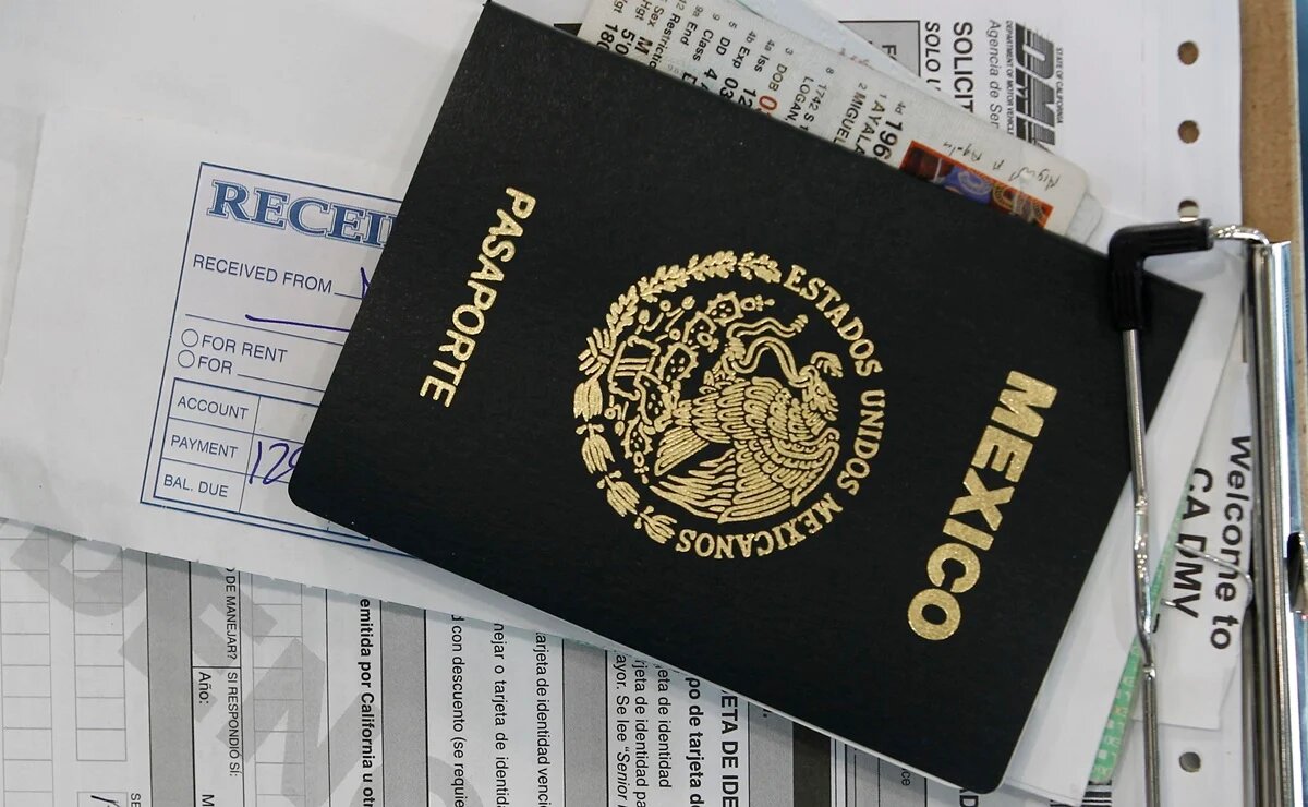 Los consulados mexicanos recibirán una cantidad limitada de personas debido a las restricciones por la pandemia. | Foto: AP.