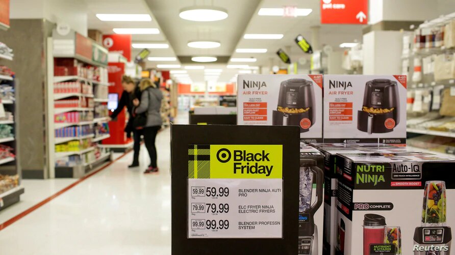 Target anunció que cerrará sus tiendas el Día de Acción de Gracias y en Black Friday. Foto: VOA