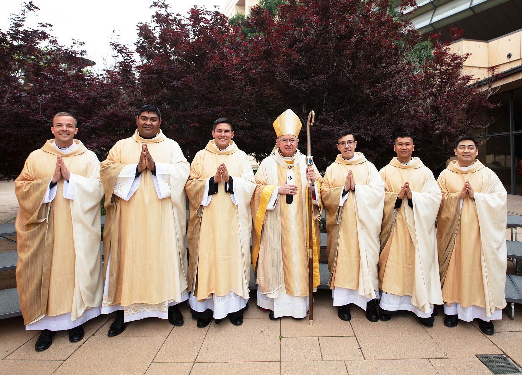 Nueva generación de sacerdotes ordenados durante la pandemia. Foto: Facebook del Arzobispo Gómez.
