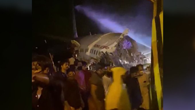 Avión con 191 personas se estrella al aterrizar en la India; hay al menos 14 muertos