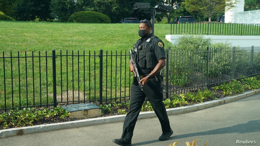 Los miembros del Servicio Secreto de EEUU patrullan las inmediaciones de la Casa Blanca luego de un incidente con disparos durante una conferencia de Donald Trump. Foto: Reuters, VOA
