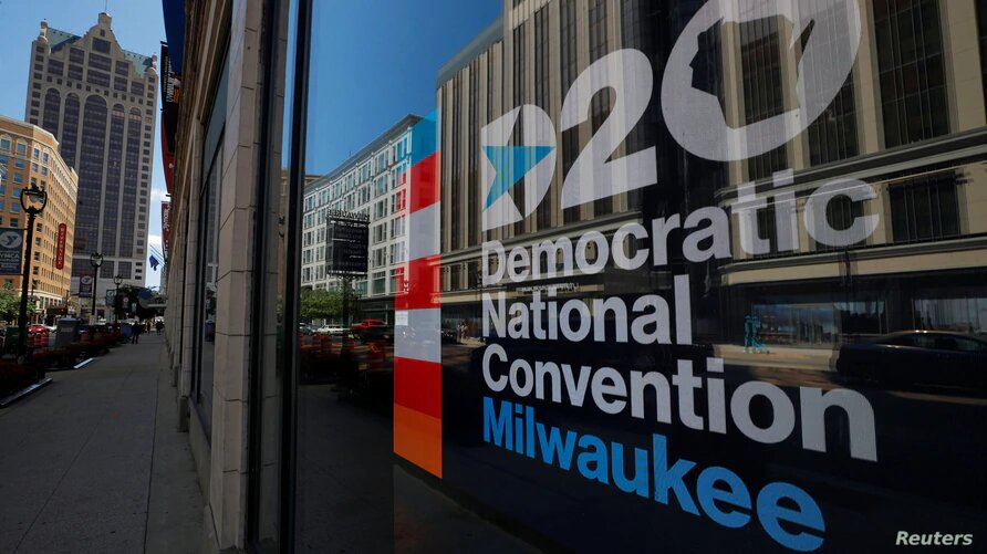 Una inmensa valla anuncia la Convención Nacional del Partido Demócrata en Milwaukee, Wisconsin, que comienza este lunes 17 de agosto de 2020. Foto: VOA