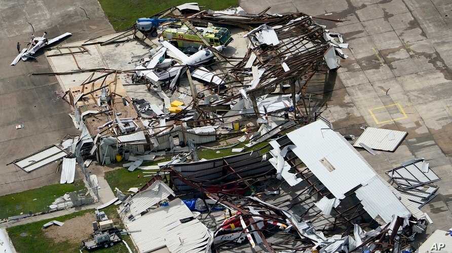 El hangar de un avión quedó destruido el jueves 27 de agosto de 2020, después de que el huracán Laura atravesara el área cerca de Lake Charles, Luisiana. Foto: AP, David J. Phillip.
