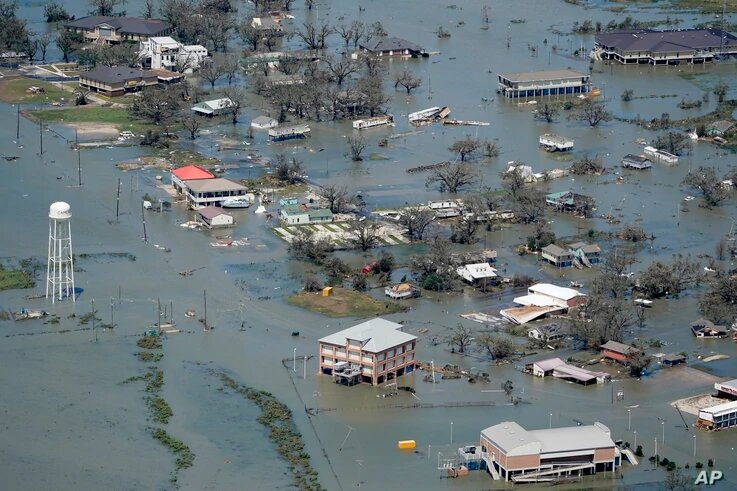 Edificios y casas se inundaron después de la llegada del huracán Laura el jueves 27 de agosto de 2020, cerca de Lake Charles, Luisiana. Foto: AP, David J. Phillip.