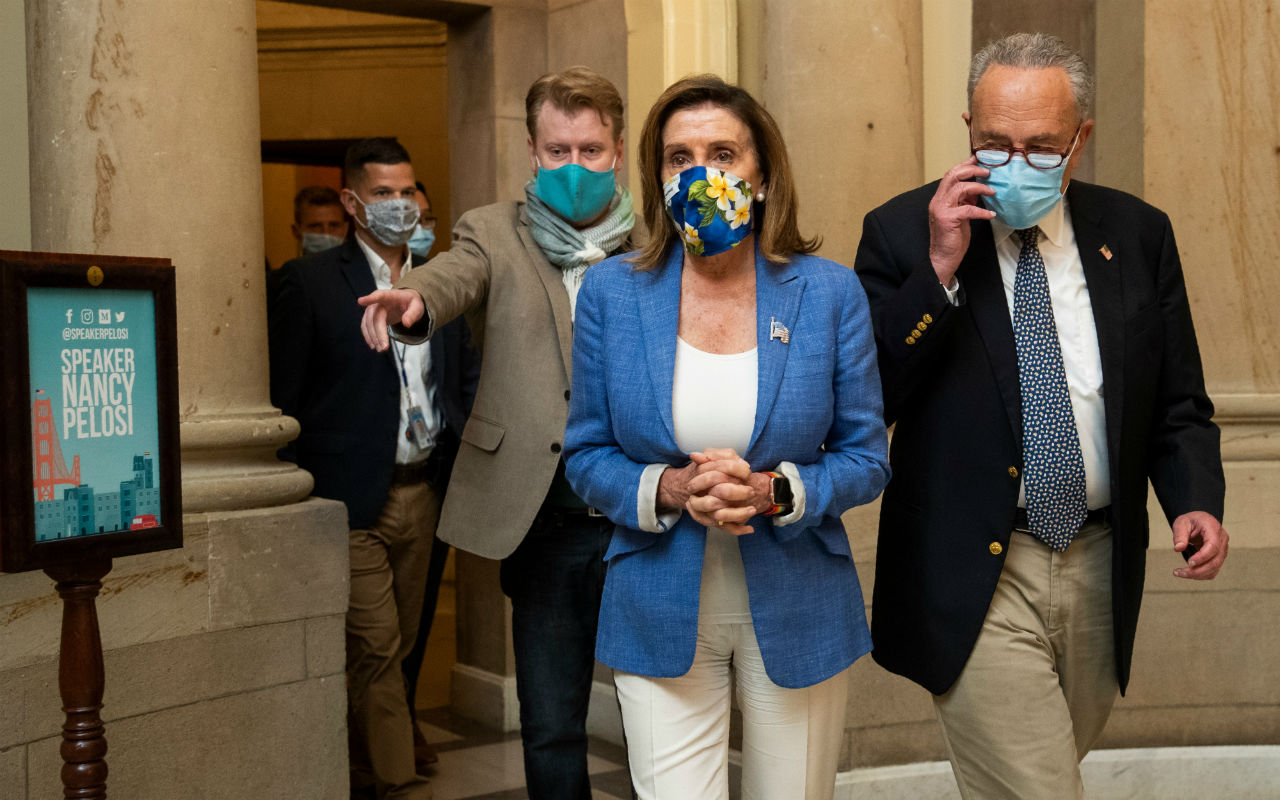 Nancy Pelosi, presidenta de la Cámara de Representantes, es una de los demócratas que confían en que el cheque de estímulo se aprobará estos días. | Foto: AP / Voz de América.