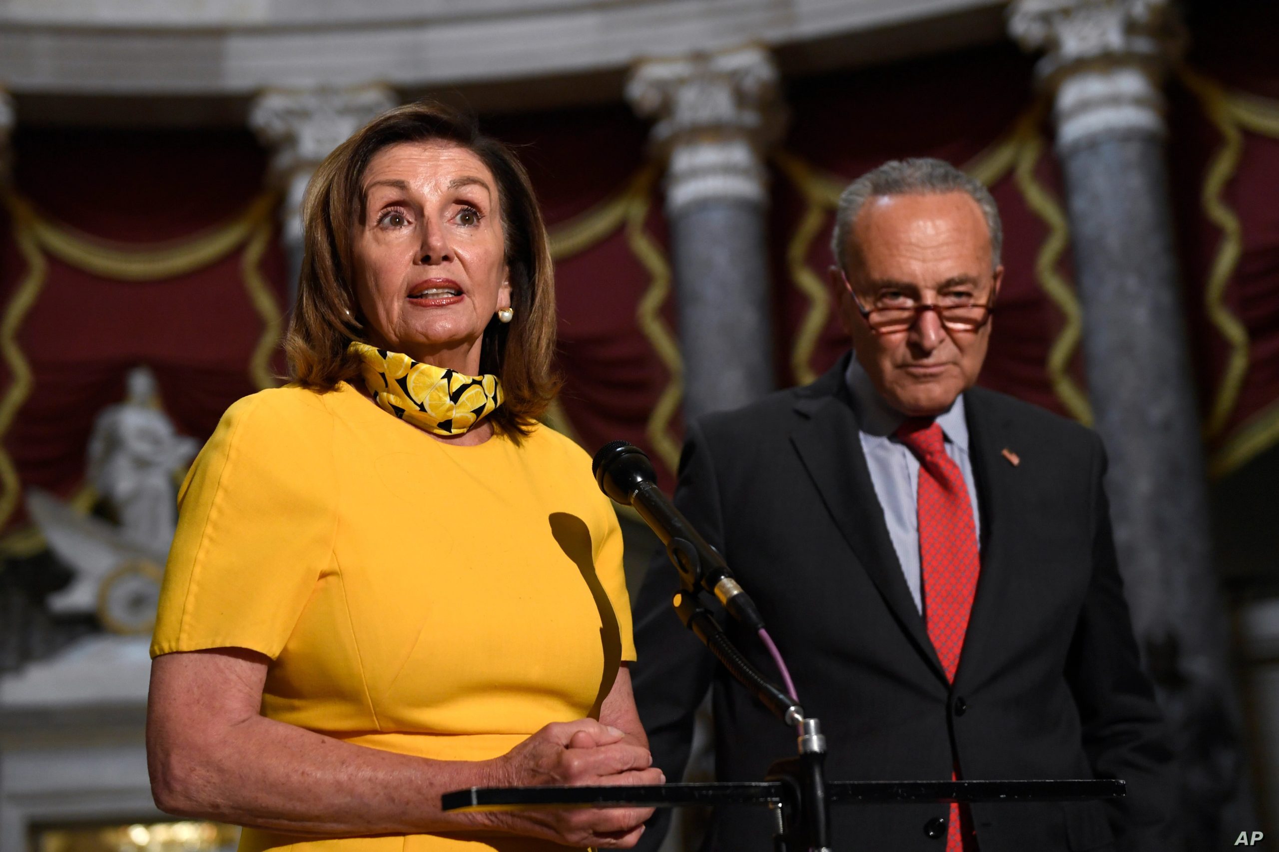 La presidenta de la Cámara de Representantes, Nancy Pelosi, y el líder de la minoría demócrata del Senado, Chuck Schumer, durante declaraciones sobre el nuevo paquete de ayuda por coronavirus. Foto: VOZ, Reuters