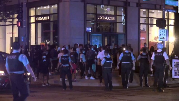 Saqueo masivo en Chicago deja cien detenidos y 13 heridos