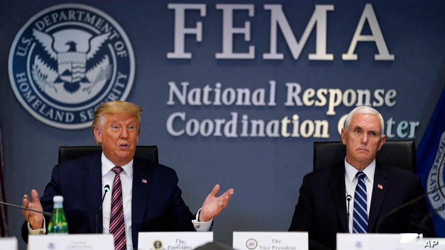 El presidente Donald Trump anunció su visita a Texas y Luisiana durante una sesión informativa en FEMA en Washington, D.C, el jueves, 27 de agosto de 2020. Foto: VOA.