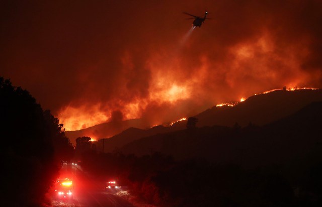 Bomberos combaten un incendio forestal cerca del área de Lake Hughes en el Bosque Nacional de Los Ángeles. Foto: AFP