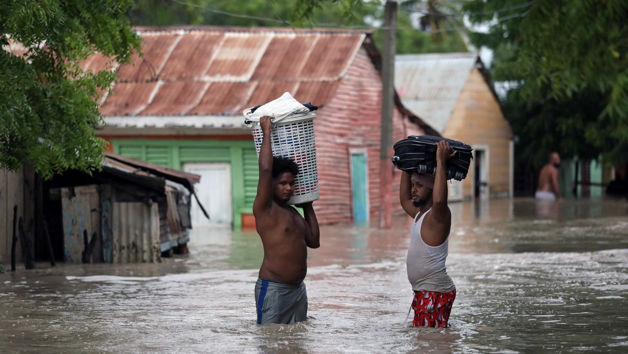 Laura se convirtió en huracán tras su paso por República Dominicana, donde dejó al menos 3 muertos. Foto: Ricardo Rojas, Reuters.