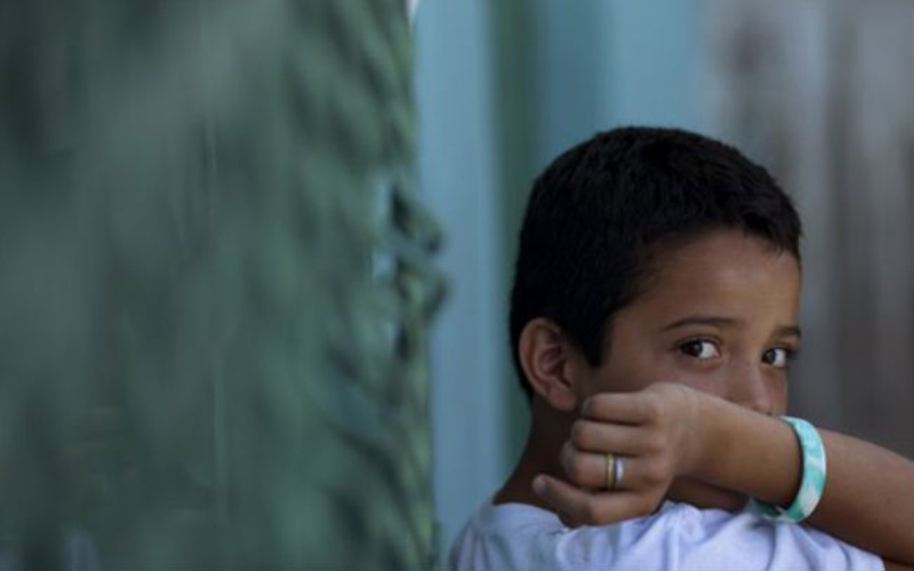 Los niños hispanos tienen más probabilidades de contagiarse de Covid-19 que los niños estadounidenses. Foto: AP