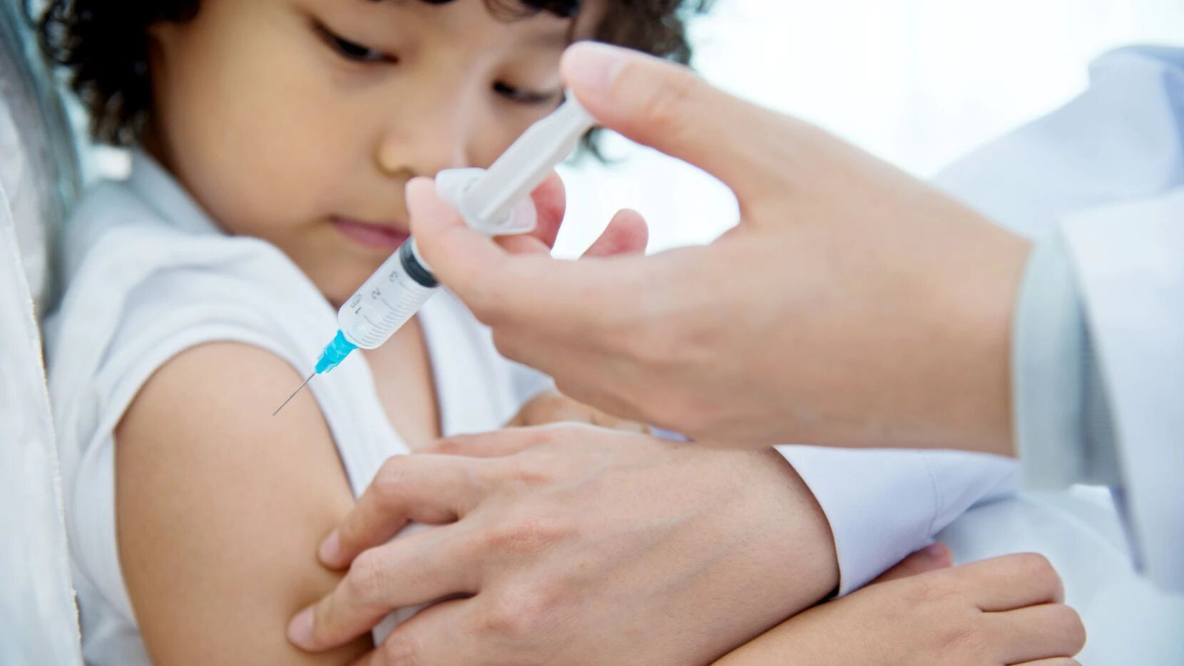 Los estudiantes podrán recibir vacunas y otros servicios médicos en las clínicas móviles. Foto: iSTOCK, Getty Images