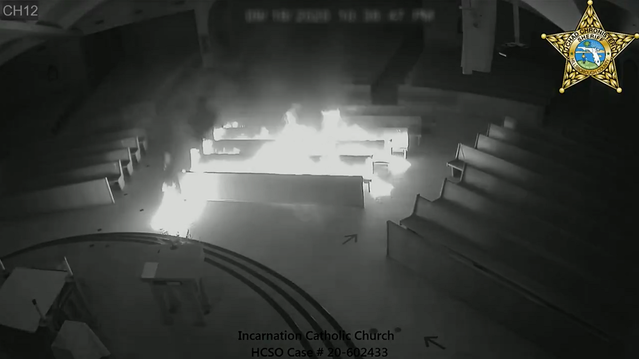 Un video de seguridad muestra el incendio que acabó con parte de la instalación de la iglesia en Florida. Foto: Captura de pantalla.