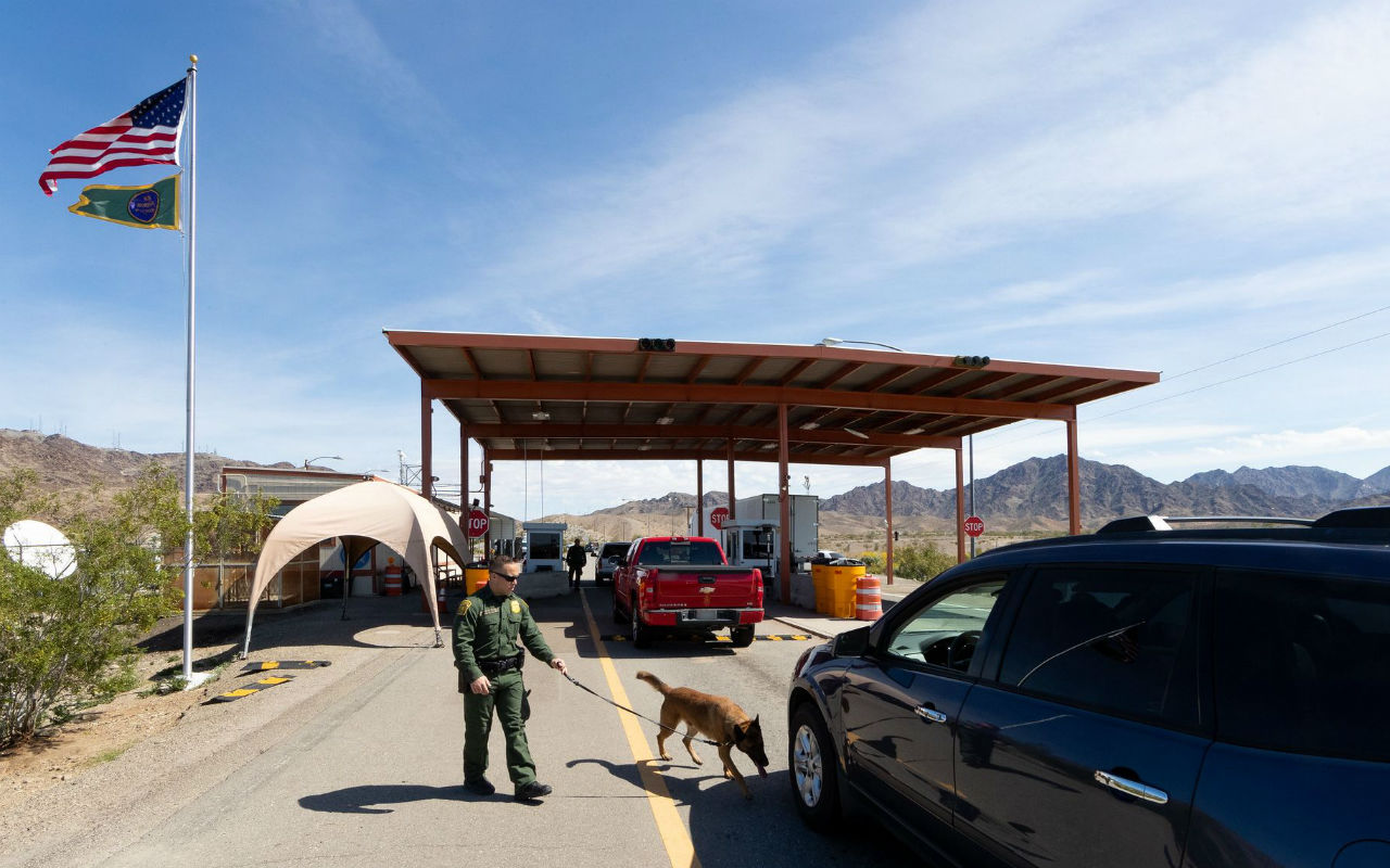 La Patrulla Fronteriza sigue encontrado vehículos comerciales con migrantes que viajan de forma irregular. | Foto: CBP.