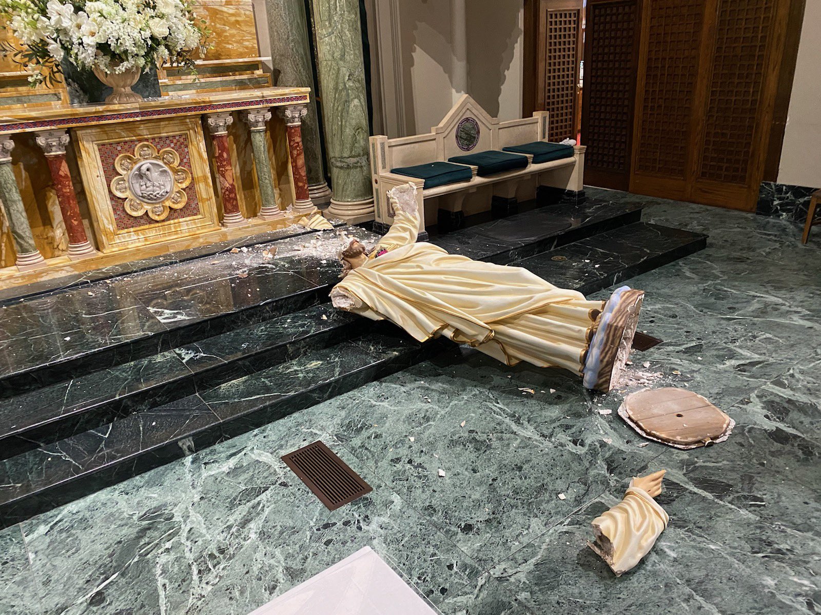 Así quedó la imagen del Sagrado Corazón de Jesús tras el ataque en la catedral de El Paso. Foto: Twitter de la Diócesis de El Paso.