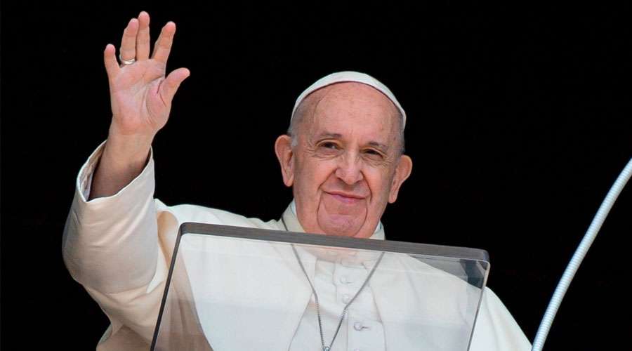 El Papa Francisco saluda a los fieles desde el Palacio Apostólico. Foto: Vatican Media.