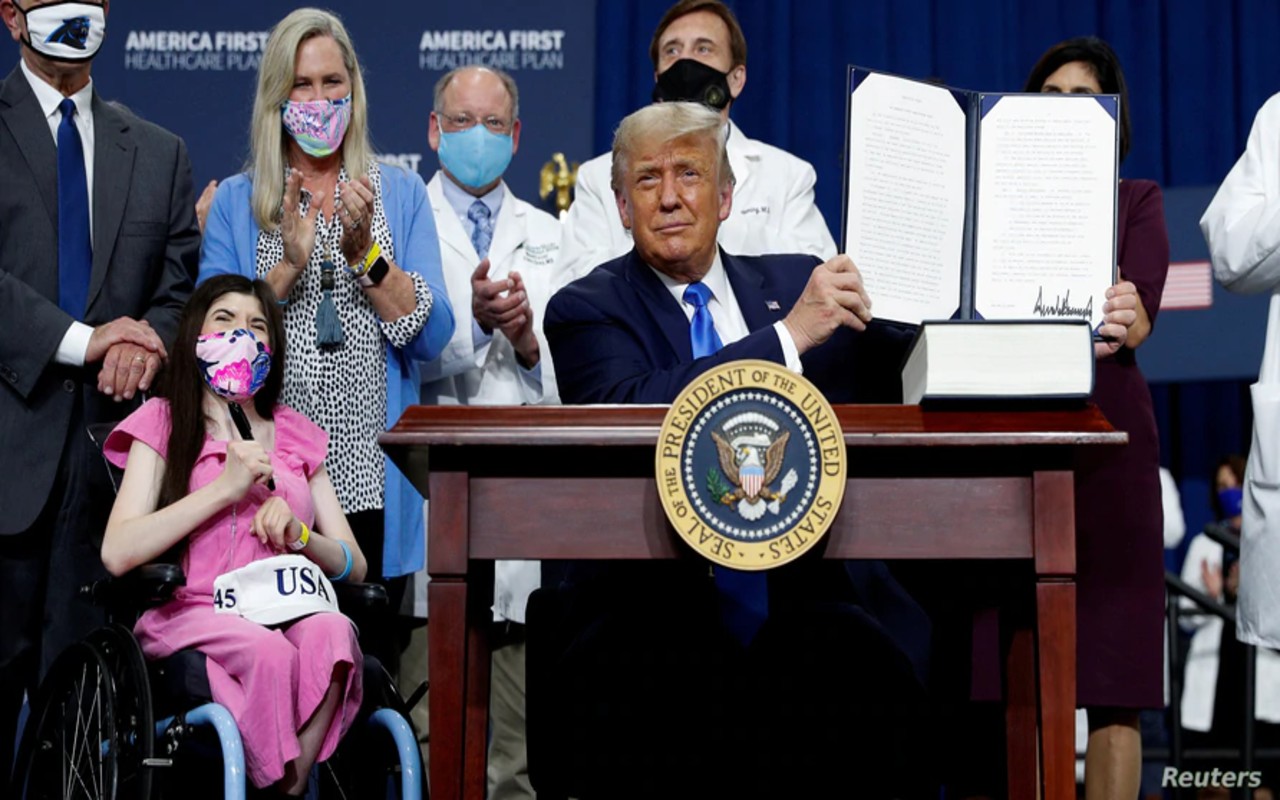 Trump firma órdenes ejecutivas para cuidados de salud