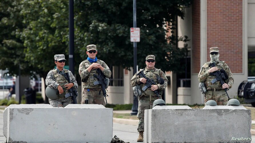 La Guardia Nacional ha trabajado por controlar a los manifestantes en Wisconsin. Foto: VOA.