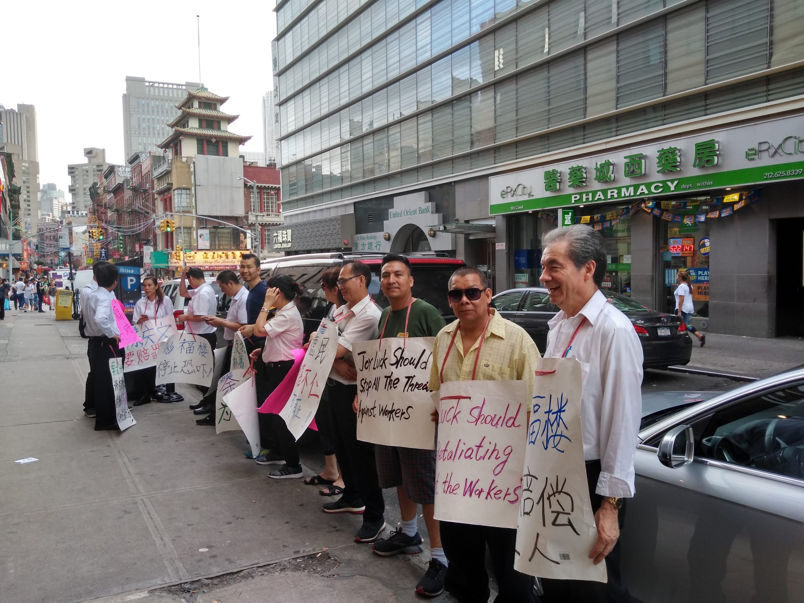 Trabajadores en Nueva York protestan para exigir el pago de sus salarios. Foto: Cortesía de Carlos Rodríguez.