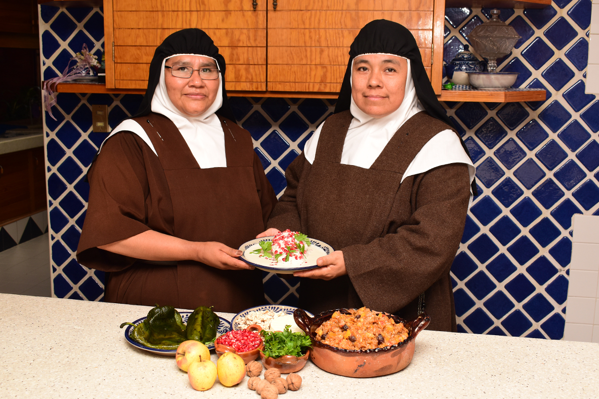 Las hermanas agustinas preparan los chiles en nogada cada temporada. Foto: Ricardo Sánchez