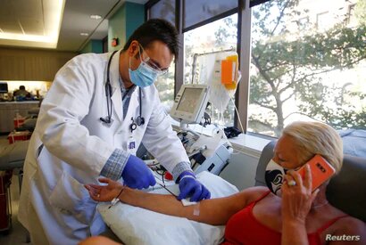 Un especialista extrae sangre a una donante recuperada de coronavirus en un centro de donantes de Seattle, estado de Washington, para usar como plasma convaleciente, el 2 de septiembre de 2020. Foto: Reuters.