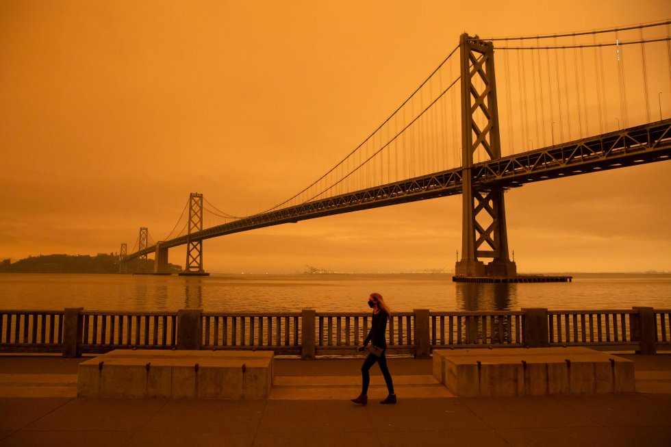 San Francisco se tiño de anaranjado por los incendios forestales que azotan California. Foto: Brittany Hosea, AFP.