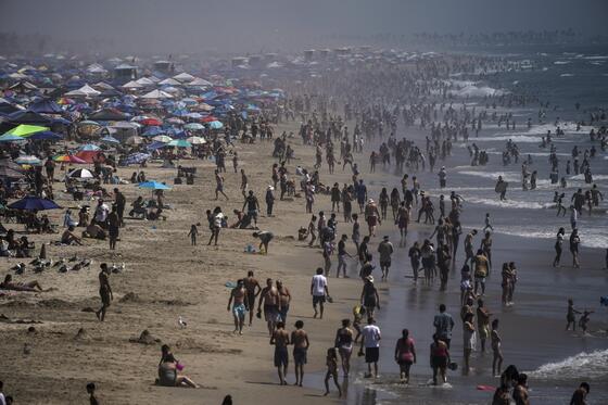 Bañistas sin cubrebocas y sin guardar la distancia en Huntington Beach, California, el sábado 5 de septiembre de 2020. Foto: AP.