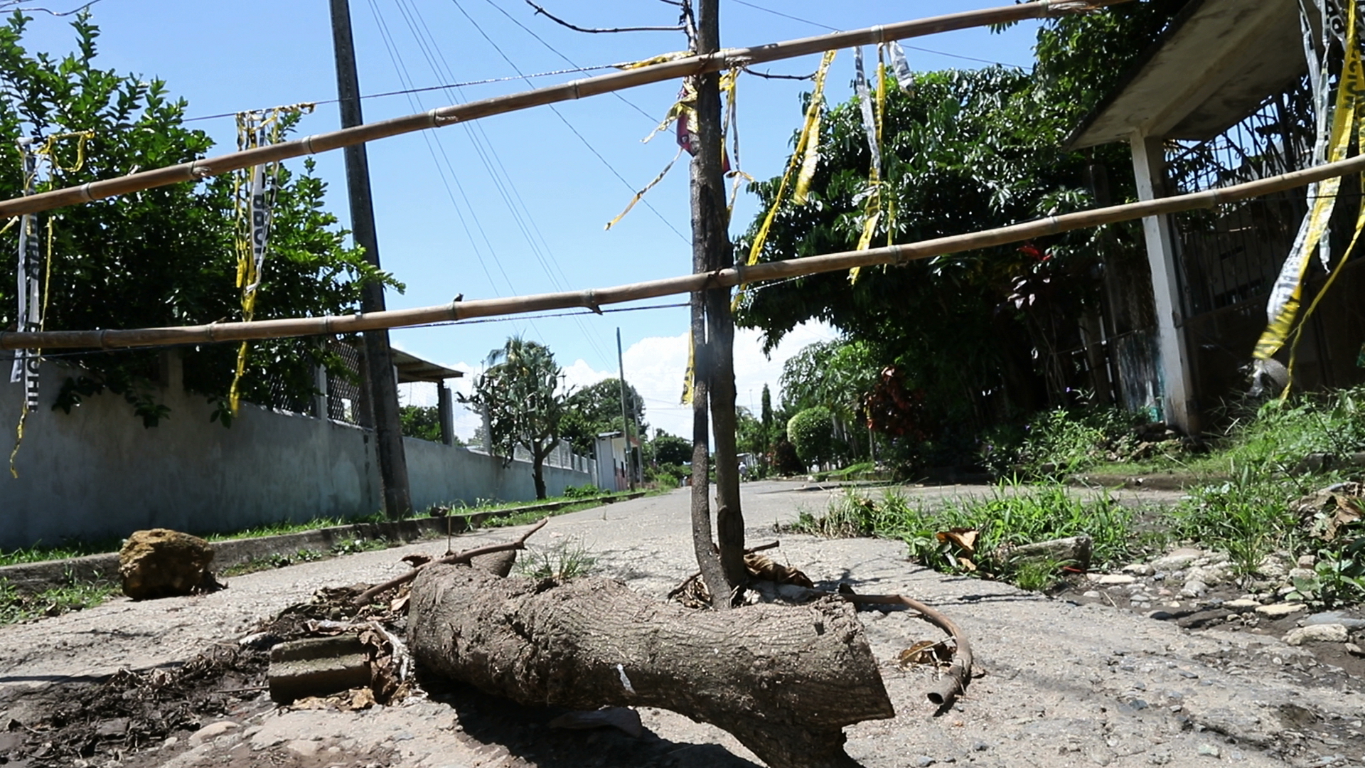 La comunidad de Frontera Hidalgo luce vacía y con barricadas en las entradas de las calles.