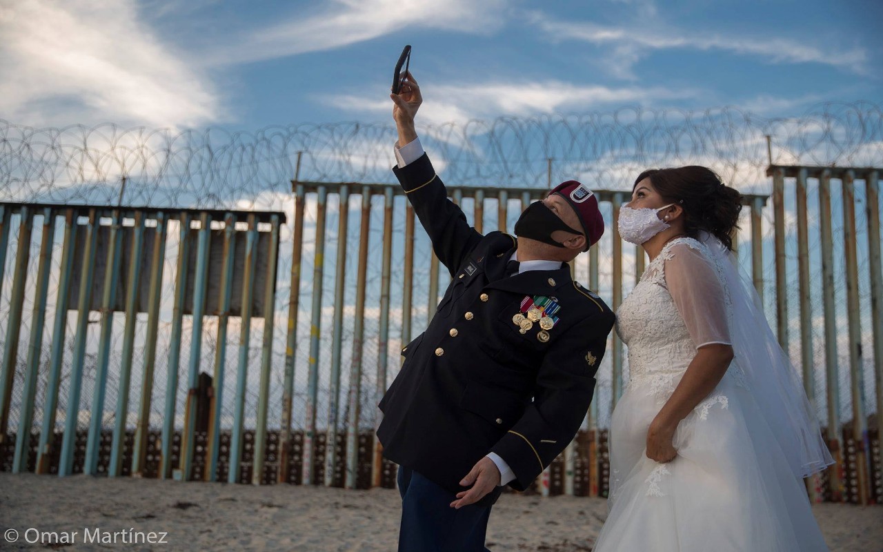 FOTOGALERÍA | Activistas se casan frente al muro fronterizo que los unió
