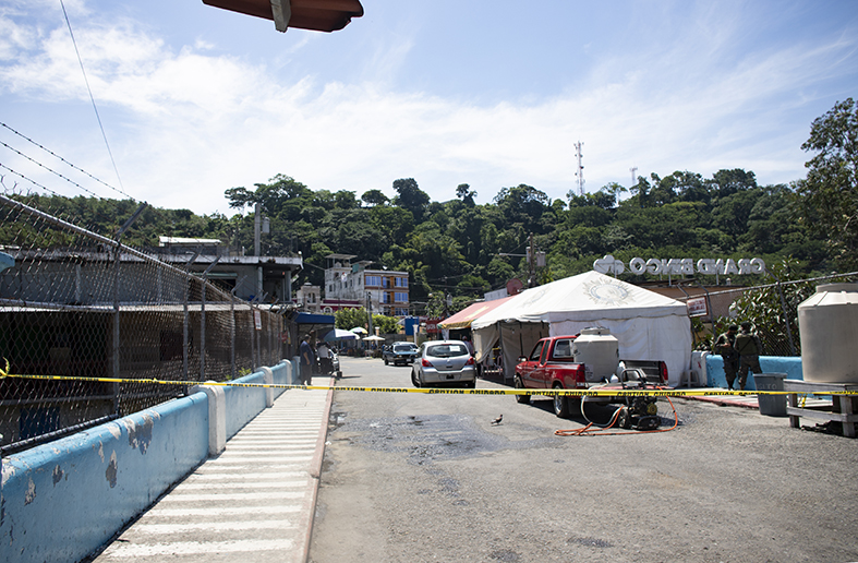 El Ejército de Guatemala resguarda el paso fronterizo y sólo permite a sus ciudadanos la entrada a su país, después de someterlos a un cuestionario y sanitizar sus autos.