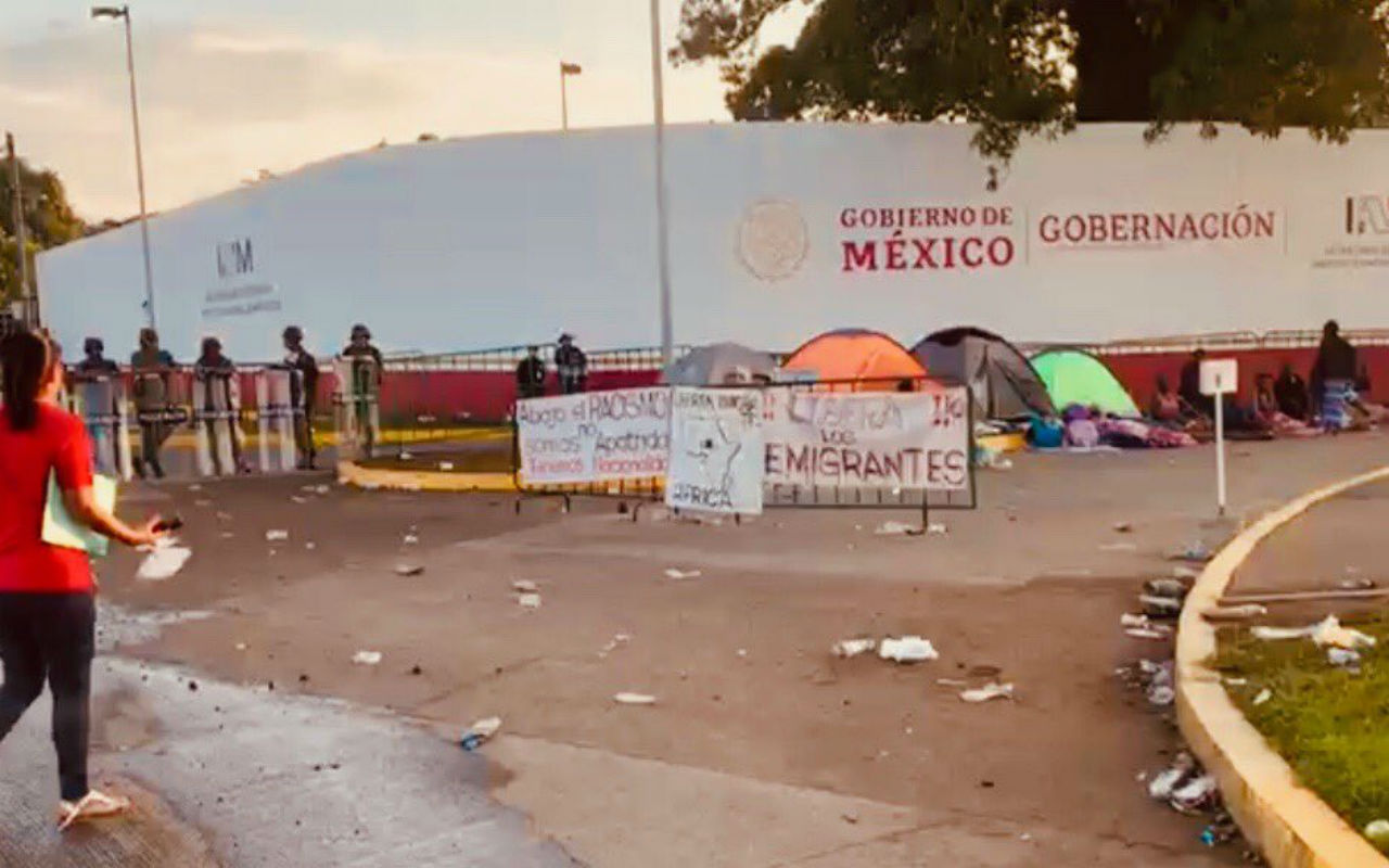Las estaciones migratorias pueden ser consideradas como entornos torturantes en donde diariamente se vulneran los derechos humanos y la dignidad de las personas migrantes. Foto: @PuebloSF