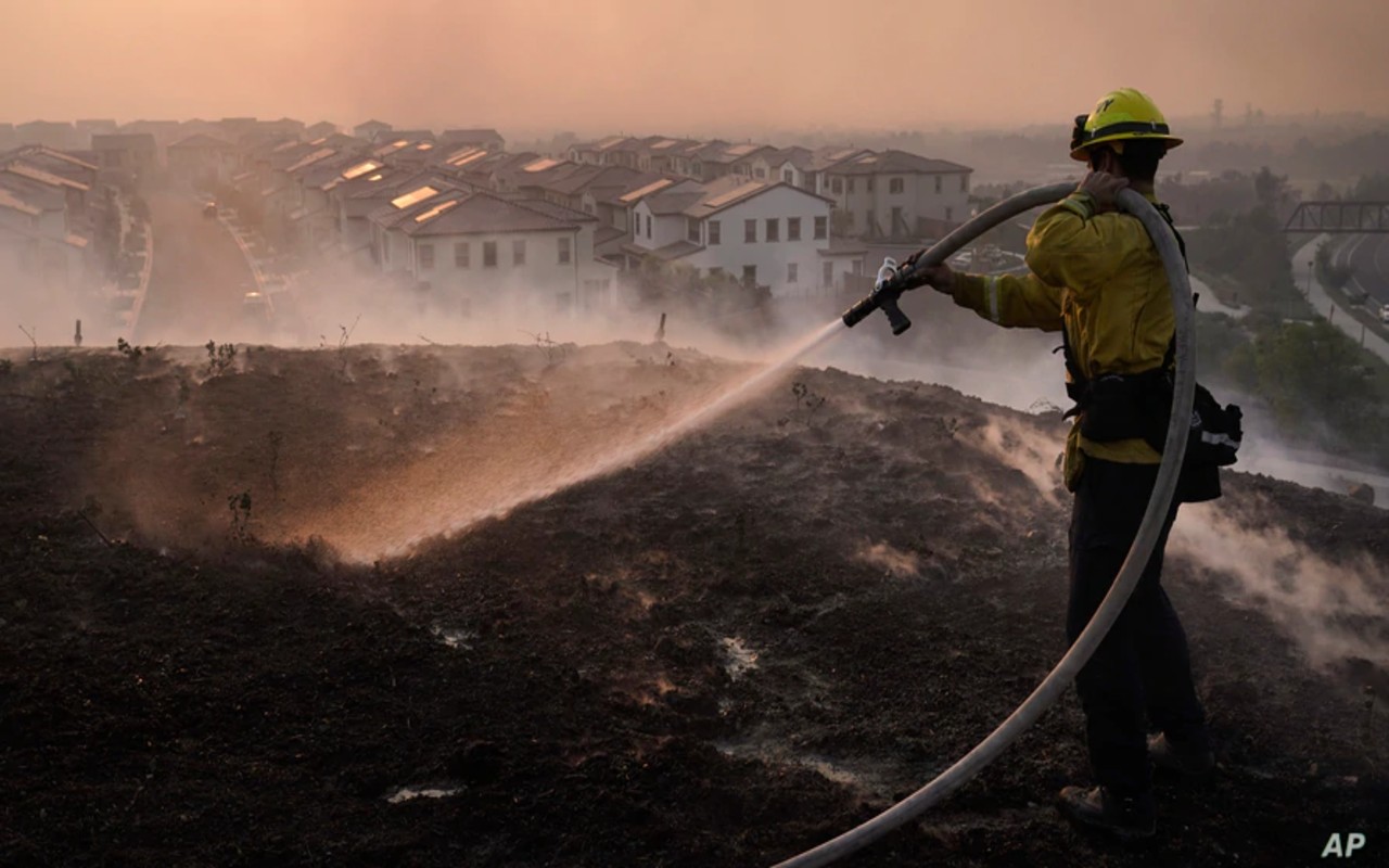Miles de evacuados por incendios forestales en California
