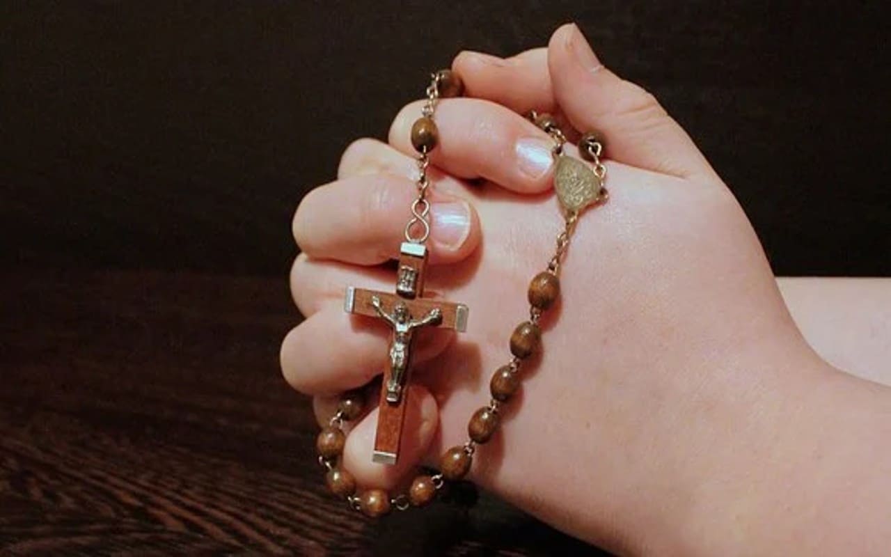 Santo Rosario por un difunto; te explicamos paso a paso cómo rezarlo. | Foto: Pixabay.