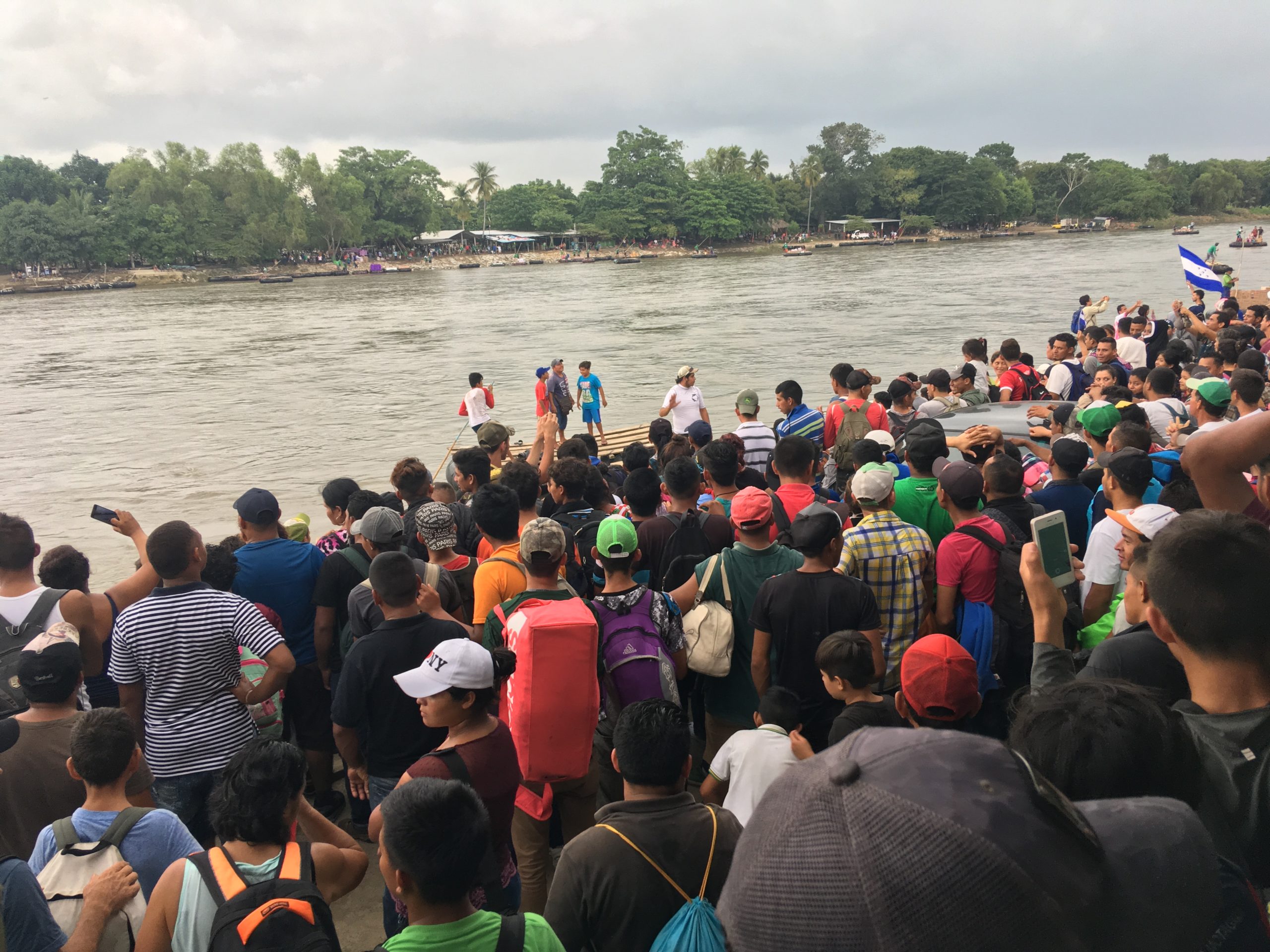 Así lucía la orilla guatemalteca del río Suchiate, durante el paso de la caravana migrante en octubre de 2018.
