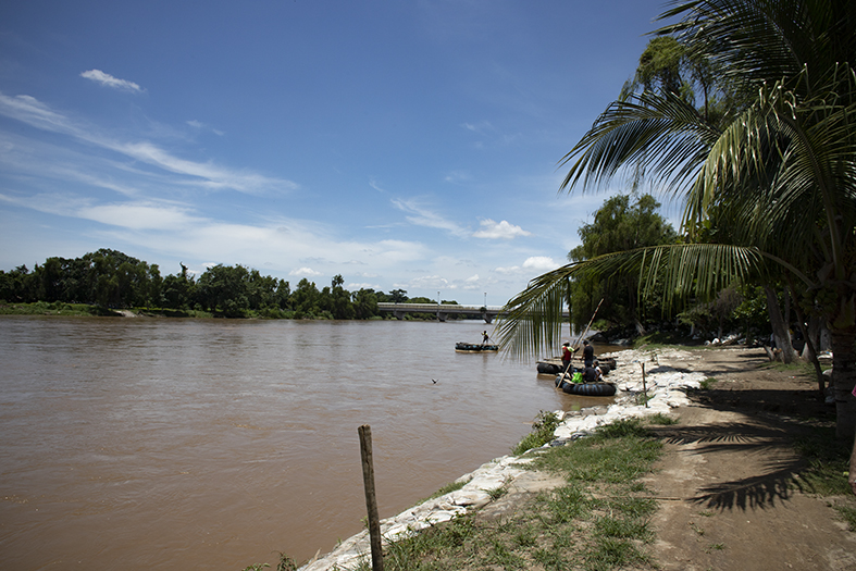 Personas cruzan, de norte a sur, el río Suchiate para esquivar las fronteras cerradas entre México y Guatemala en agosto de 2020.