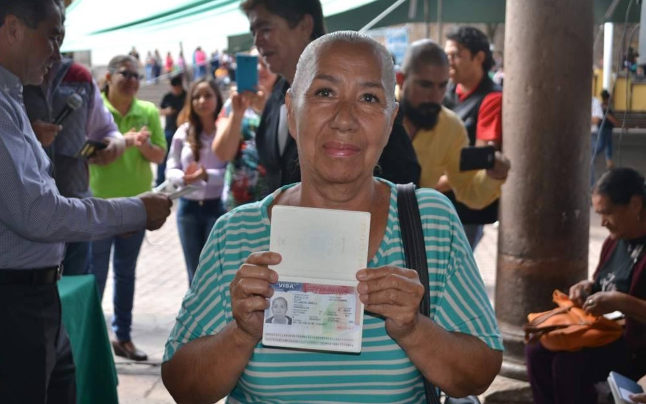 Persona con su visa de turista / Foto: Archivo