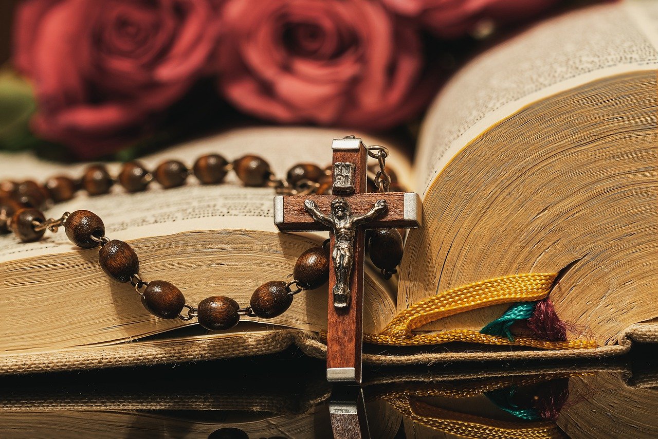 Octubre es el mes del Santo Rosario. Conoce los efectos de elevar esta oración a Dios. | Foto: Pixabay.