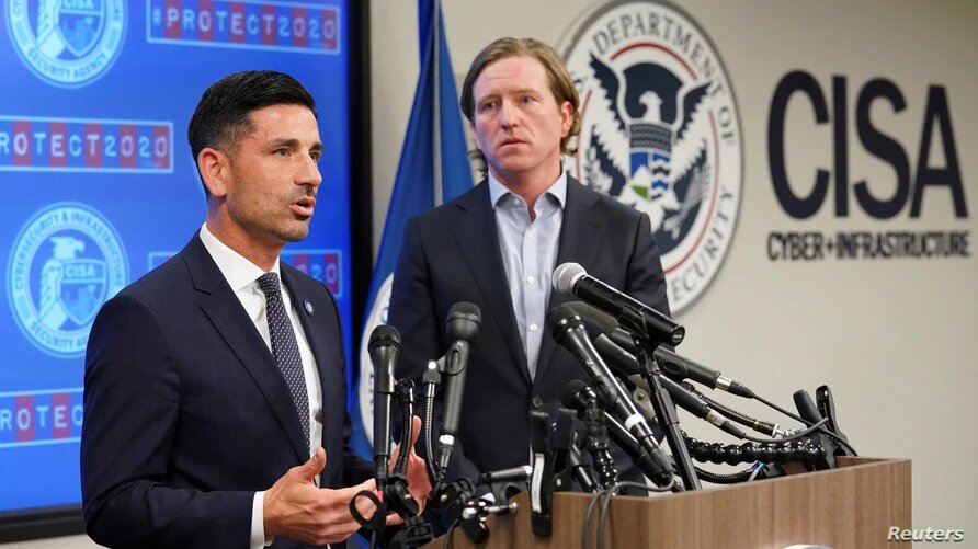 El director interino del Departamento de Seguridad Nacional, Chad Wolfe, y el director de la Agencia de Seguridad de Infraestructura y Ciberseguridad, Christopher Krebs, durante una conferencia de prensa el día de las elecciones. | Foto: VOA / Reuters.