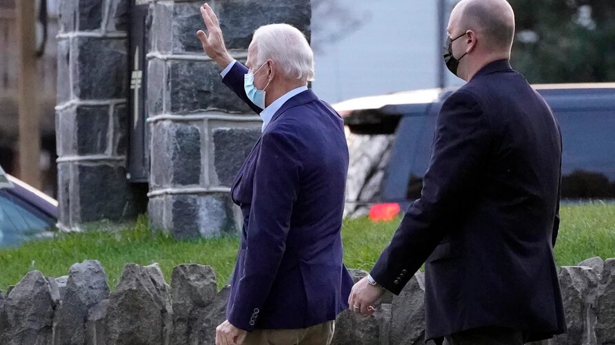 Joe Biden saluda a sus partidarios al salir de la iglesia católica St. Ann, en Wilmington, Delaware, el sábado 21 de noviembre de 2020. | Foto: Voz de América.