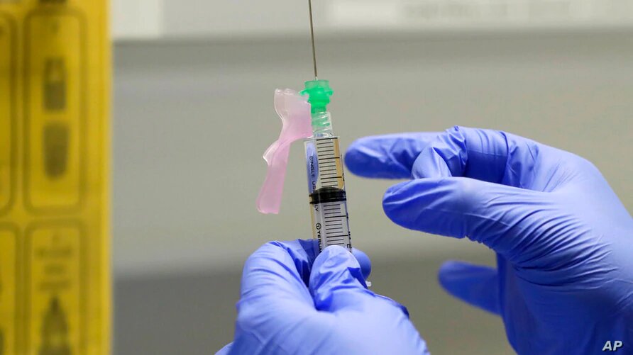 Fotografía de la vacuna que Oxford está empleando para realizar sus ensayos clínicos. | Foto: AP, VOA.