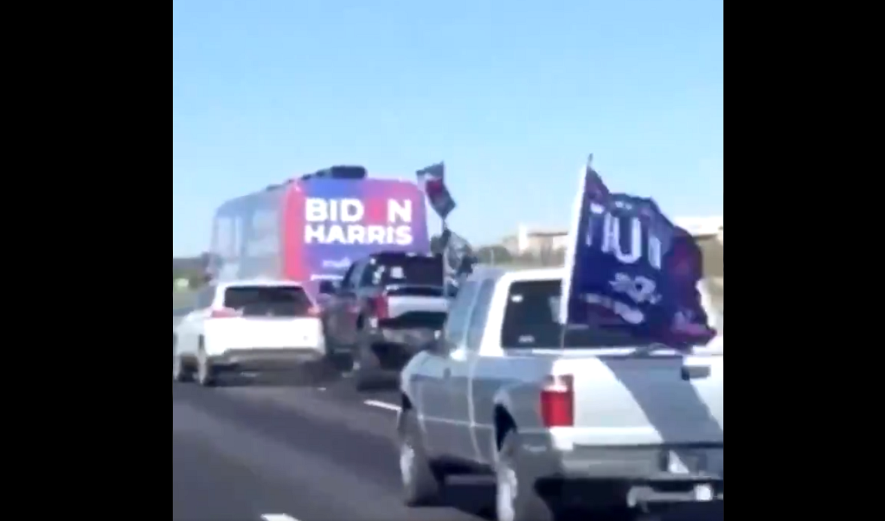 Los simpatizantes de Trump viajaban en camionetas y otros vehículos cuando atacaron al equipo de Biden. | Foto: Captura de video.