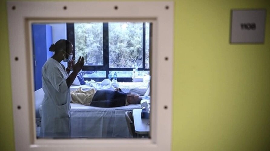 Una enfermera conversa con un paciente con desorden mental en Francia, mientras cada vez más de esos casos se relacionan con el Covid-19. | Foto: VOA.