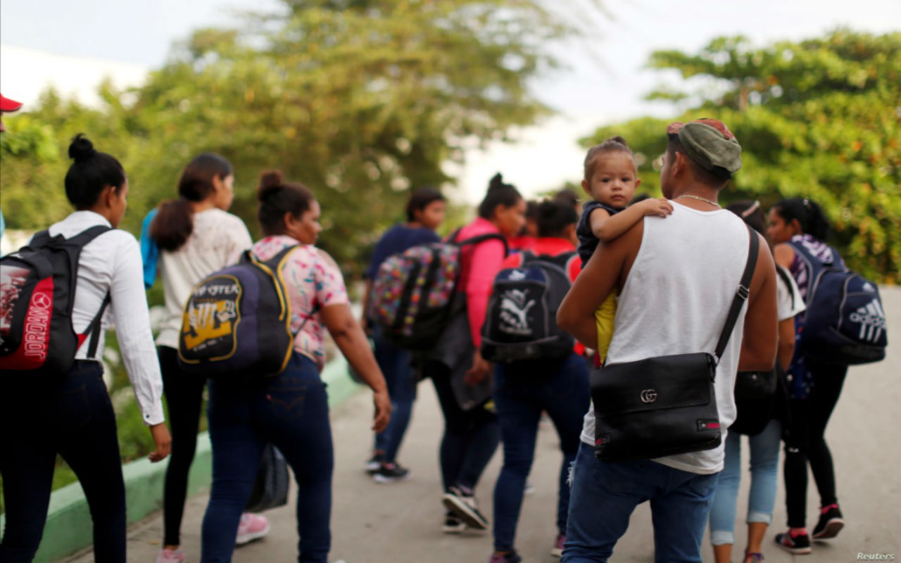 Miles de migrantes originarios de Venezuela han dejado su país en las últimas décadas. Algunos de ellos consiguen refugio en otros países y pueden acceder a mejores condiciones de vida. | Foto: Reuters / Voz de América.