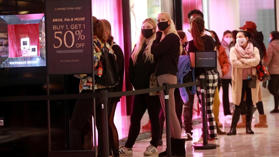 Los compradores hacen fila mientras esperan que una tienda de Victoria's Secret abra en Black Friday. | Foto: VOA.