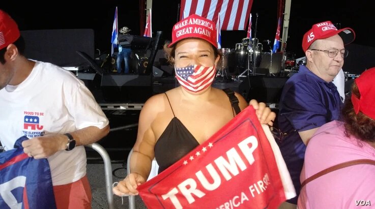 Una simpatizante de Donald Trump en el evento de campaña en el aeropuerto de Opa-Locka, Florida, este domingo 1 de noviembre de 2020. | Foto: VOA.