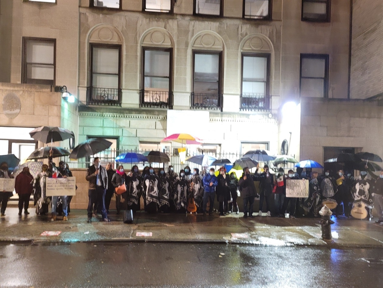 Un grupo de manifestantes frente al Consulado General de México en Nueva York. | Foto: Facebook Noticias Nueva York