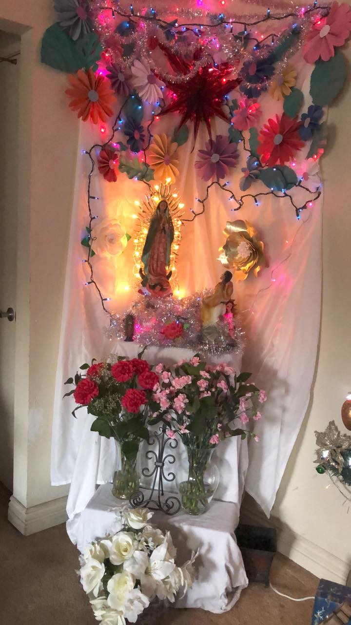 Altar con fondo blanco y floreros